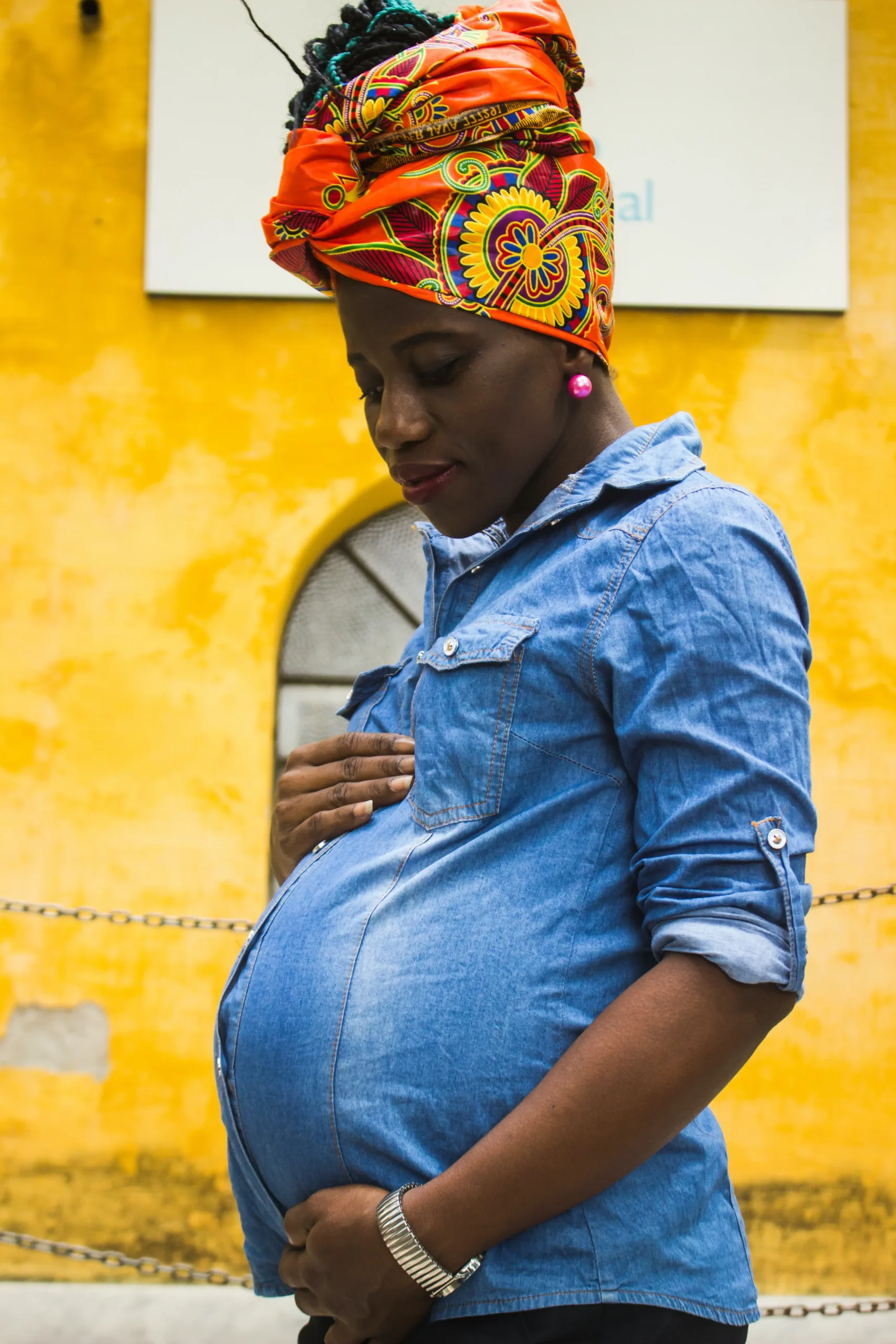 Bauch einer schwangeren schwarzen Frau mit Schilddrüse Schwangerschaft