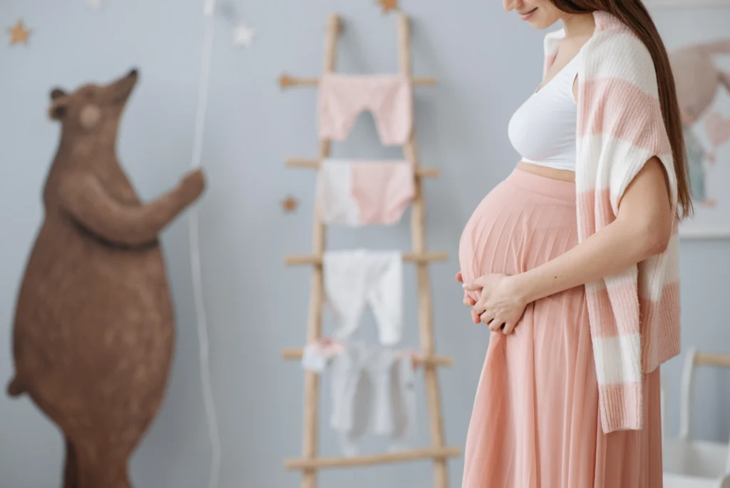 Was hilft gegen Schwangerschaftsübelkeit: Glückliche Frau ohne Übelkeit und Erbrechen in der Schwangerschaft