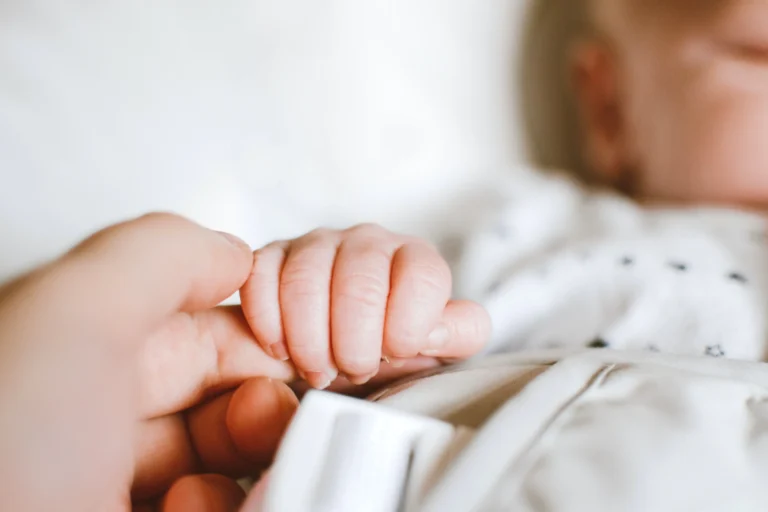 U2-Untersuchung: das Neugeborenenscreening dient zur Feststellung von Stoffwechselstörungen bei Ihrem Baby