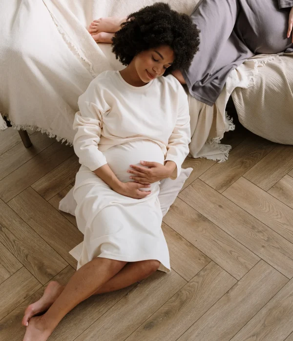 Toxoplasmose test: Glückliche schwangere Frau ohne Toxoplasmose, IGEL monitors