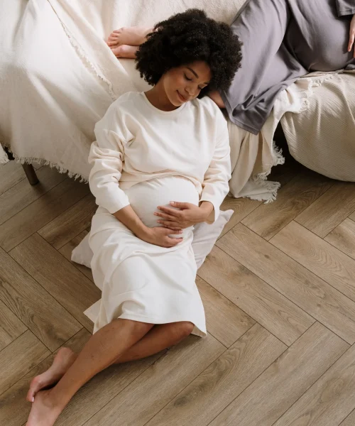 Toxoplasmose-Test Kosten: Glückliche schwangere Frau ohne Toxoplasmose, IGEL monitors