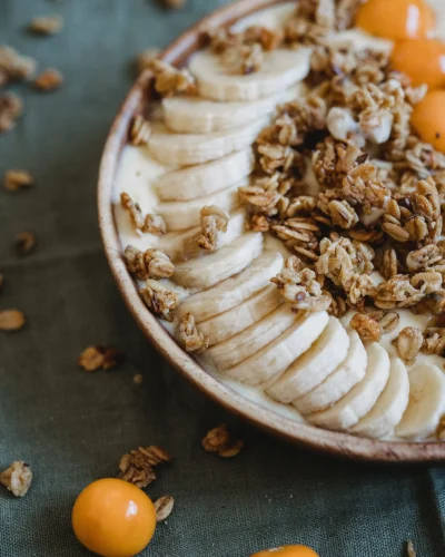 Übelkeit in der Schwangerschaft:Frühstück in einer Schale, Müsli mit Joghurt, Haferflocken und Bananen