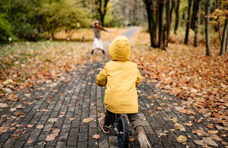Mit 4–6 Jahren beherrschen die kleinen Menschen alle notwendigen Bewegungen ihres Körpers, um das Fahrradfahren zu lernen